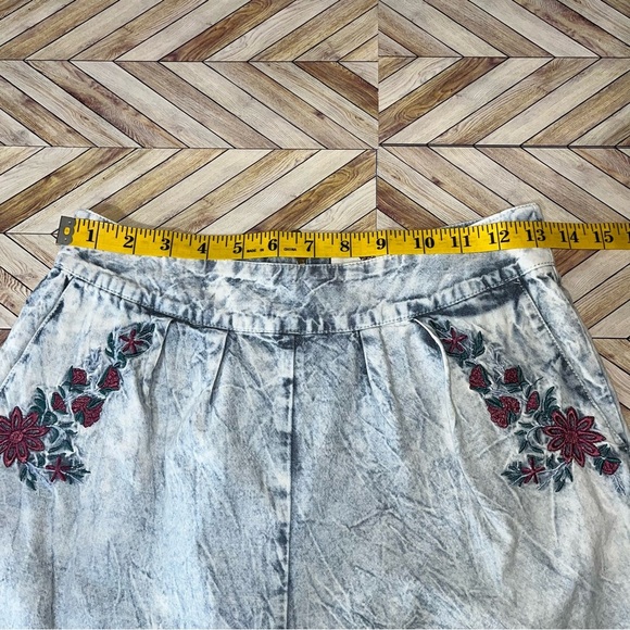 BELLFIELD Floral Embroidered‎ High Waist Chambray Light Acid Wash Shorts Cotton - Picture 7 of 13